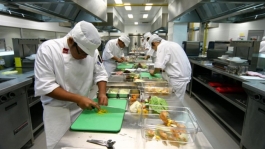 Двери для входа на кухню, Ресторан