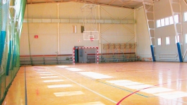 Двери в спортивный зал, Школа